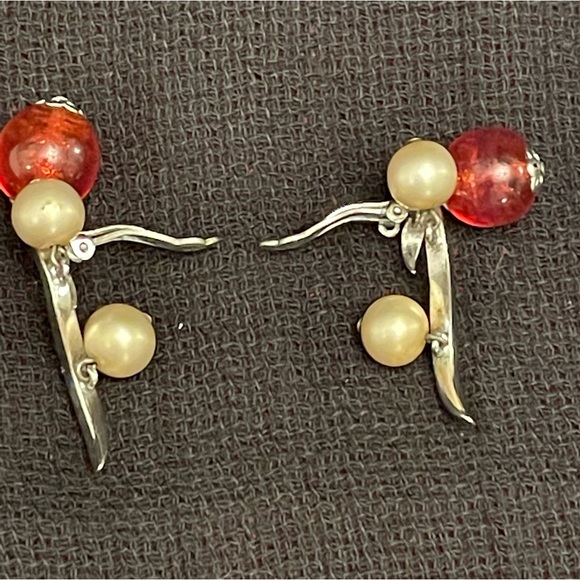 Schiaparelli SIGNED VTG. clip earrings rhodium plated, pearls & amber drop beads - Picture 13 of 13